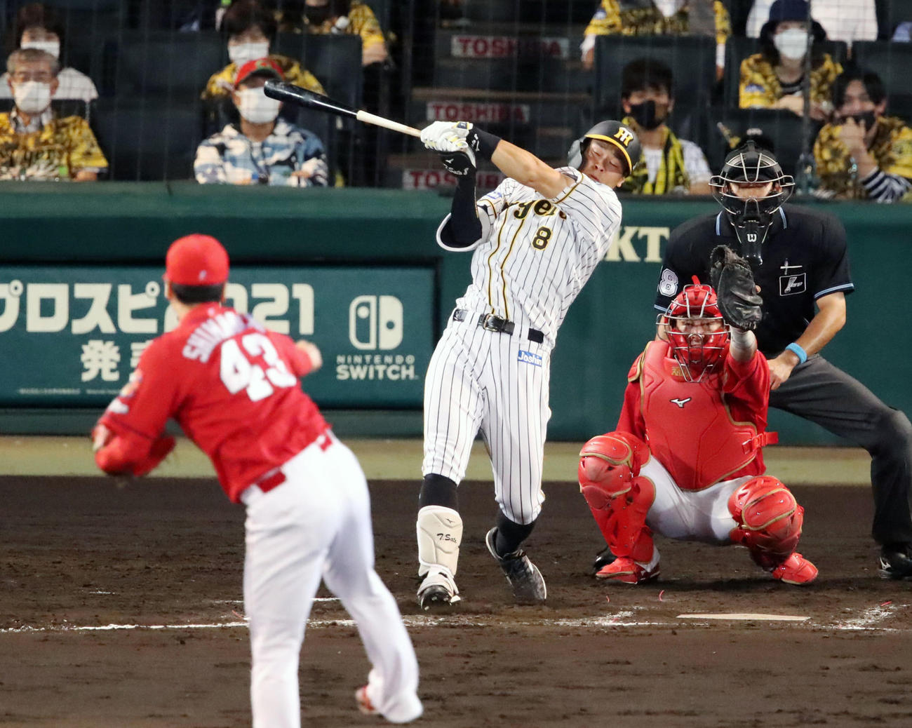 7回裏阪神1死、佐藤輝は空振り三振に倒れる。投手は島内（撮影・加藤哉）