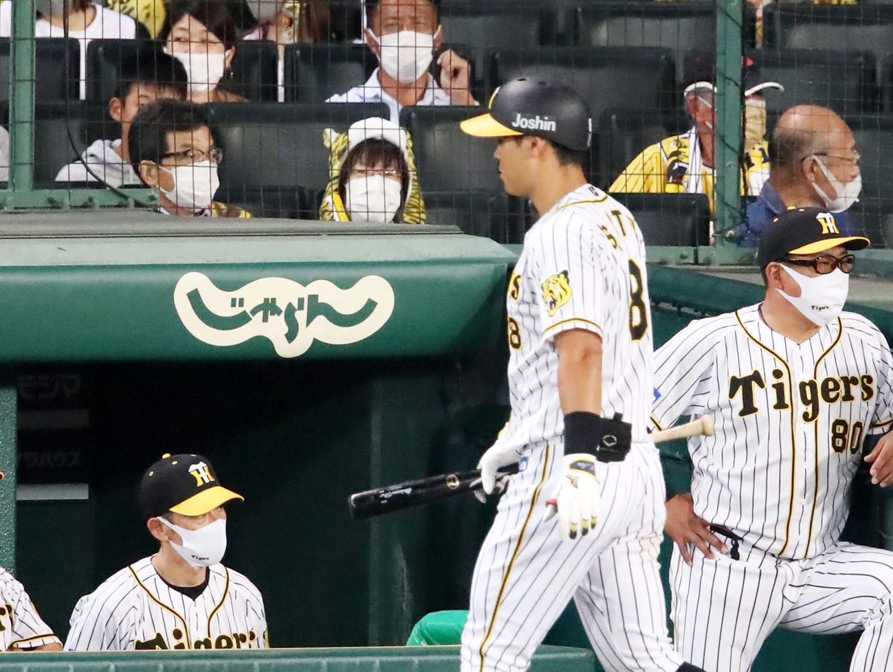 2回裏阪神1死一、二塁、見逃し三振に倒れた佐藤輝明（中央）とベンチからグラウンドを見つめる矢野監督（左）（撮影・加藤哉）