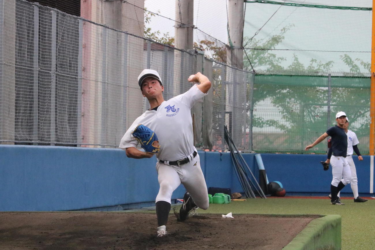 関学大の黒原拓未投手はブルペン投球を行う（撮影・林亮佑）