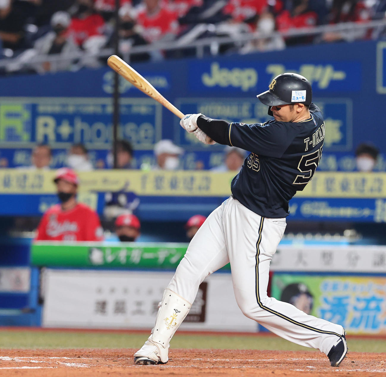 ロッテ対オリックス　4回表オリックス2死一、三塁、通算200号となる3点本塁打を放つT－岡田（撮影・垰建太）