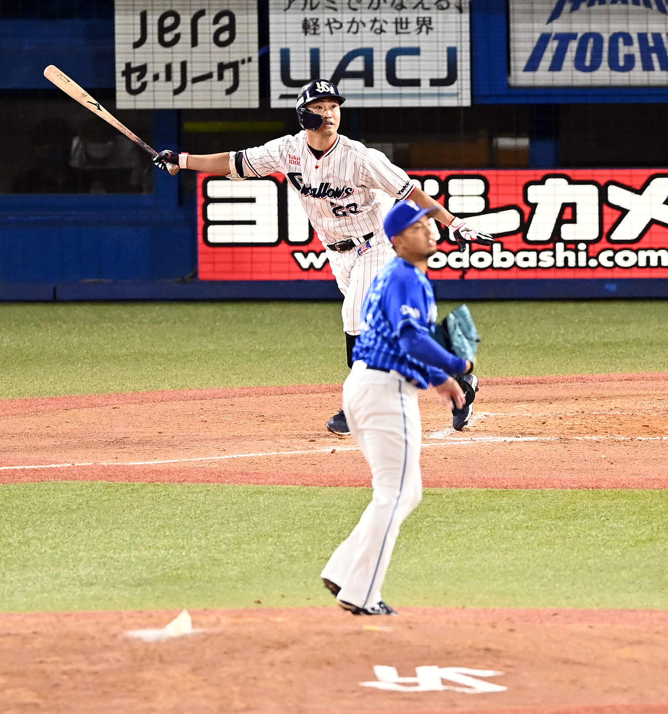 ヤクルト対DeNA 5回裏ヤクルト2死満塁、左越えに満塁本塁打を放つ青木。投手東（撮影・たえ見朱実）
