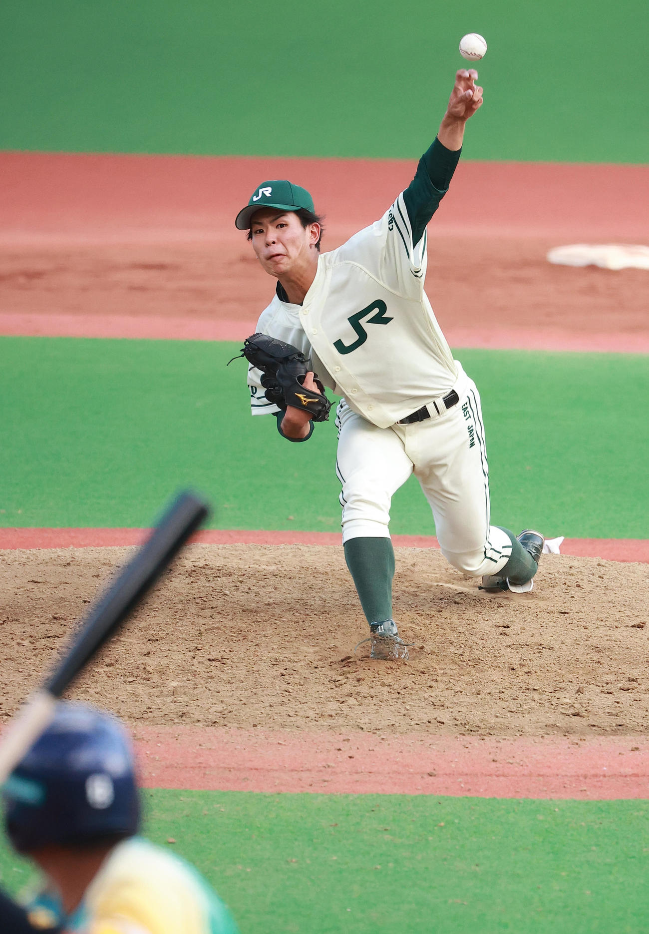 JR東日本対明治安田生命　力投するJR東日本・山田（撮影・野上伸悟）