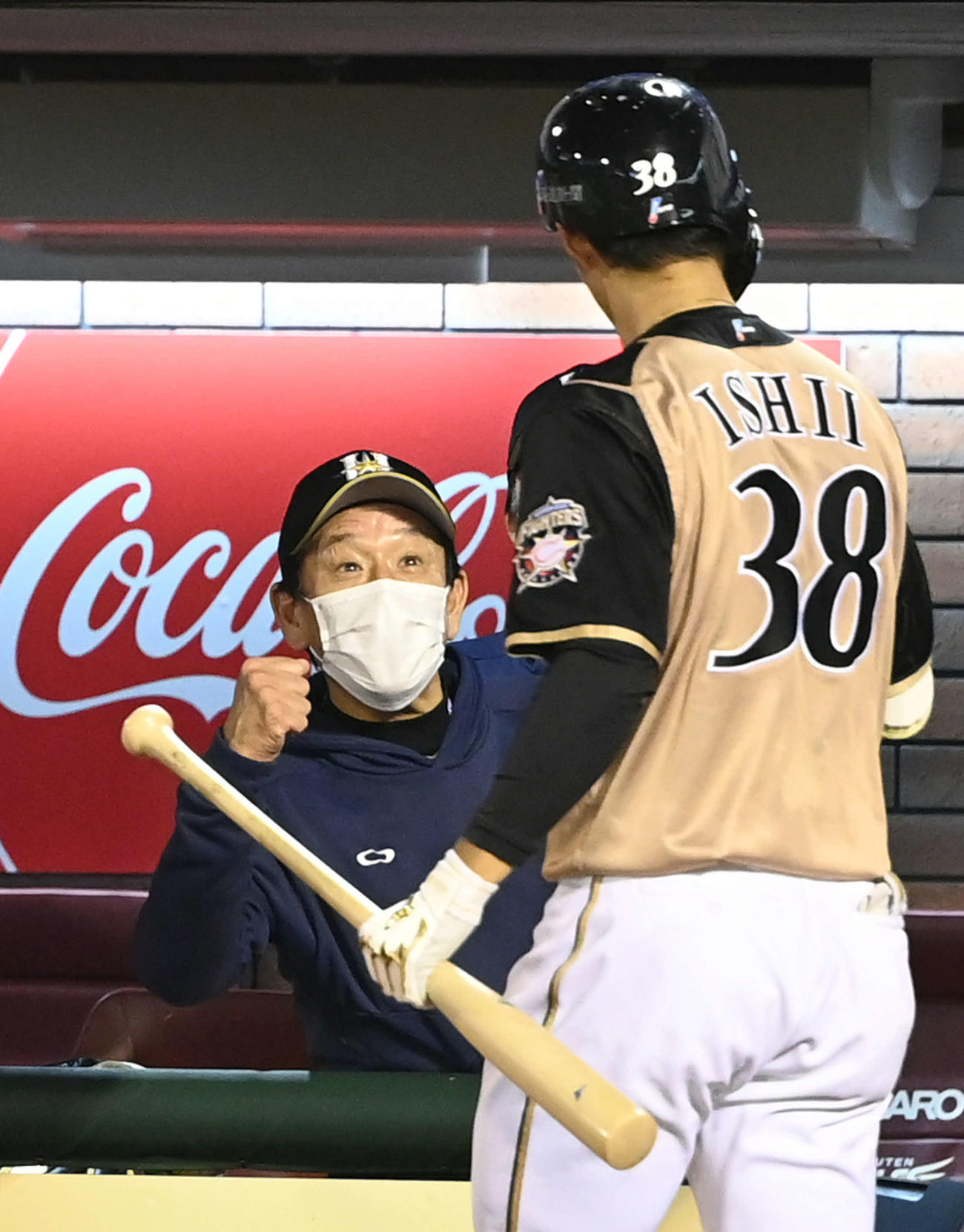 楽天対日本ハム　5回表日本ハム1死二塁、栗山監督（左）は2点本塁打を放った石井とエアタッチ（撮影・山崎安昭）