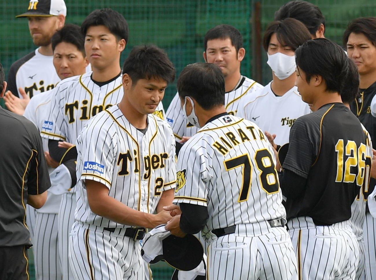 練習前、平田勝男2軍監督（右）にあいさつをする中田（代表撮影）