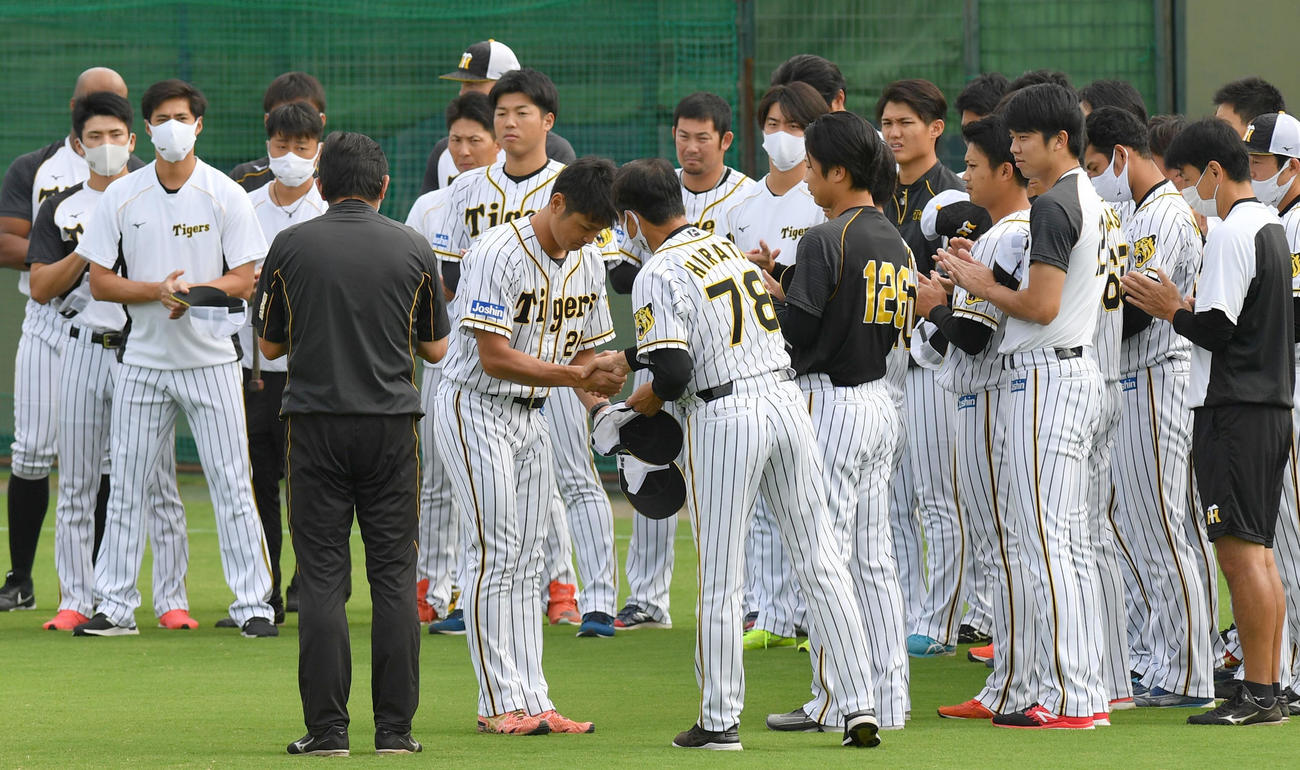 練習前、平田勝男2軍監督（右）にあいさつをする中田（代表撮影）