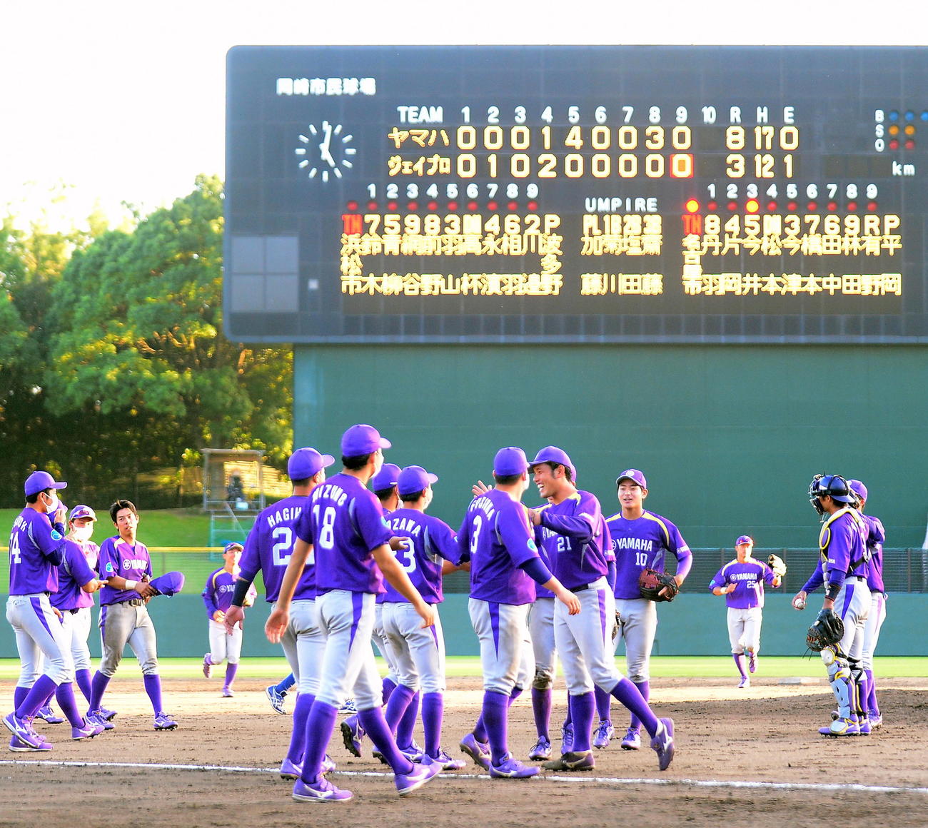 3年連続の本大会出場を決めたヤマハの選手たちは、笑顔で整列に向かう