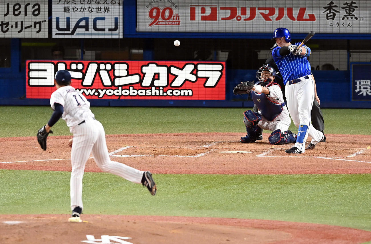 ヤクルト対DeNA 2回表DeNA1死、中前に安打を放つ牧。投手奥川（撮影・たえ見朱実）