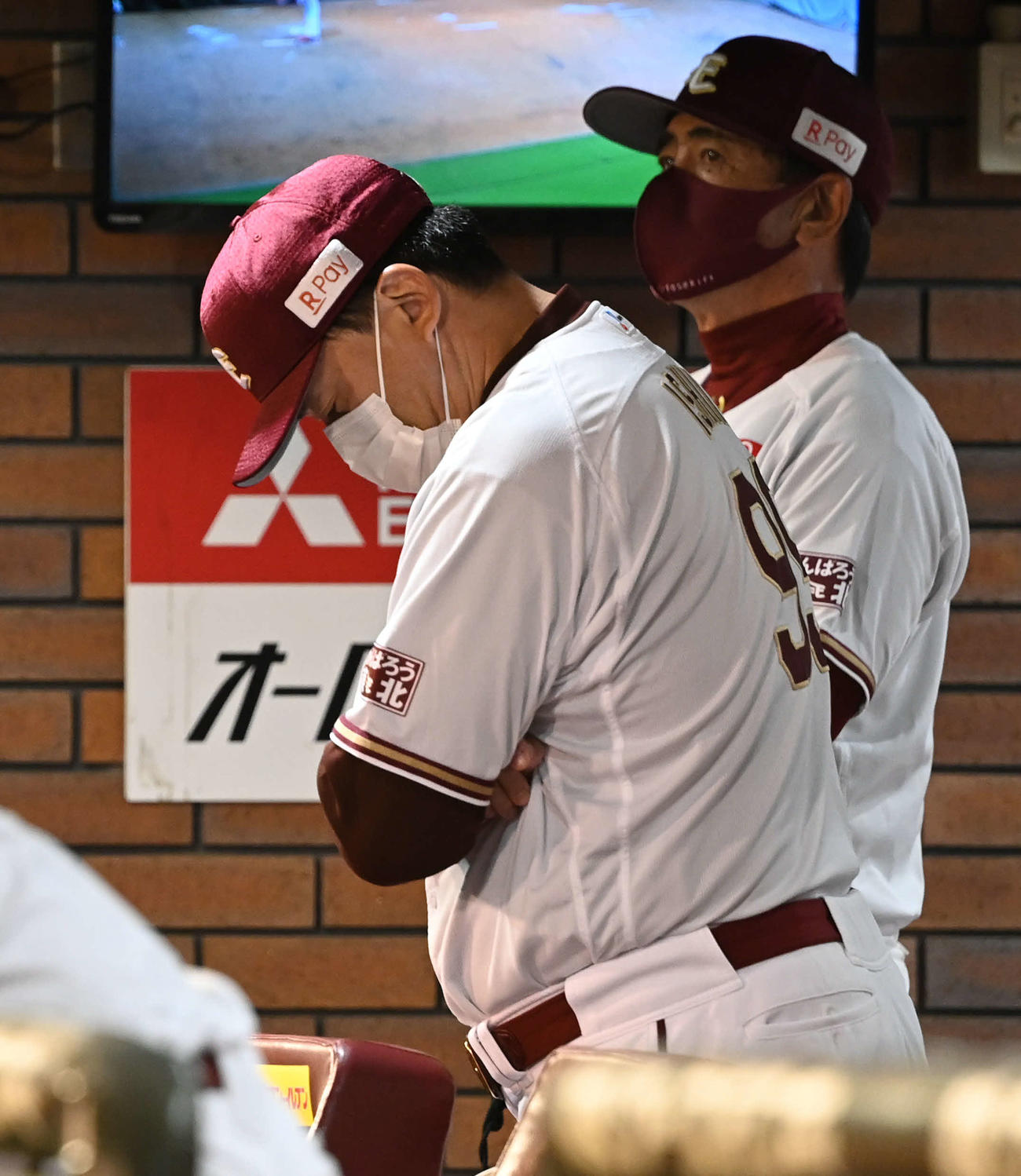 楽天対日本ハム　ベンチで腕組みする楽天石井GM兼監督。後方は真喜志ヘッドコーチ（撮影・山崎安昭）