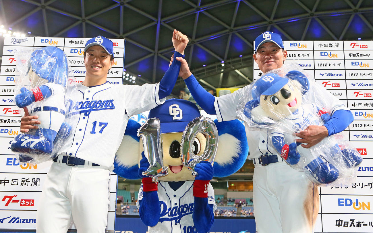中日対巨人　お立ち台で笑顔を見せる柳（左）と福留（撮影・足立雅史）