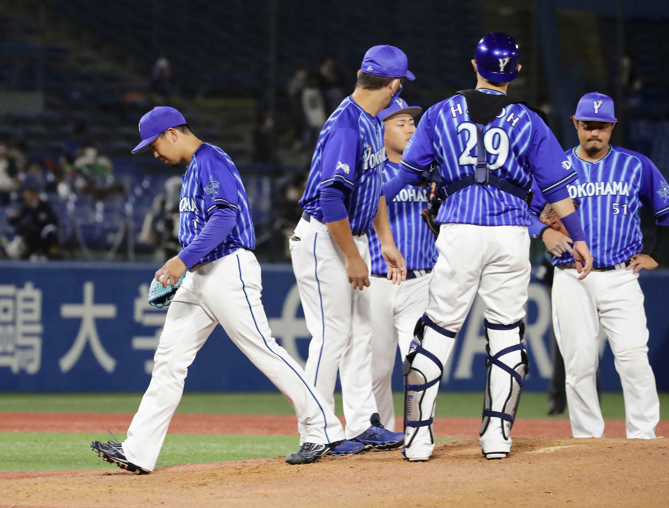 ヤクルト対DeNA 5回裏ヤクルト2死満塁、青木に本塁打を打たれて降板するDeNA先発東（左）（撮影・丹羽敏通）