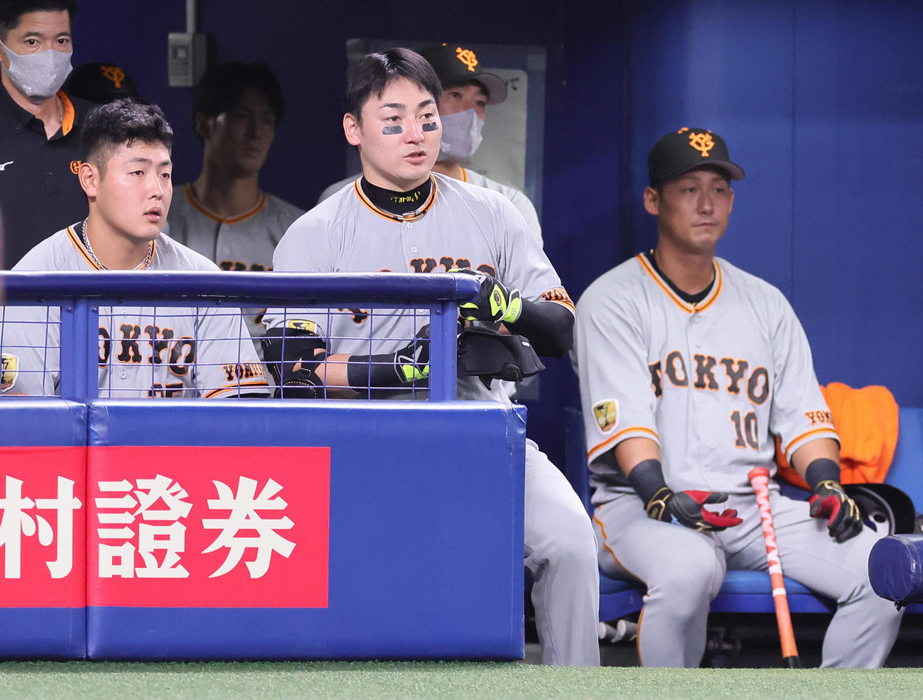 中日対巨人　9回表巨人1死一、三塁、二飛に倒れた岡本和（左）。中央は丸、右は中田（撮影・足立雅史）