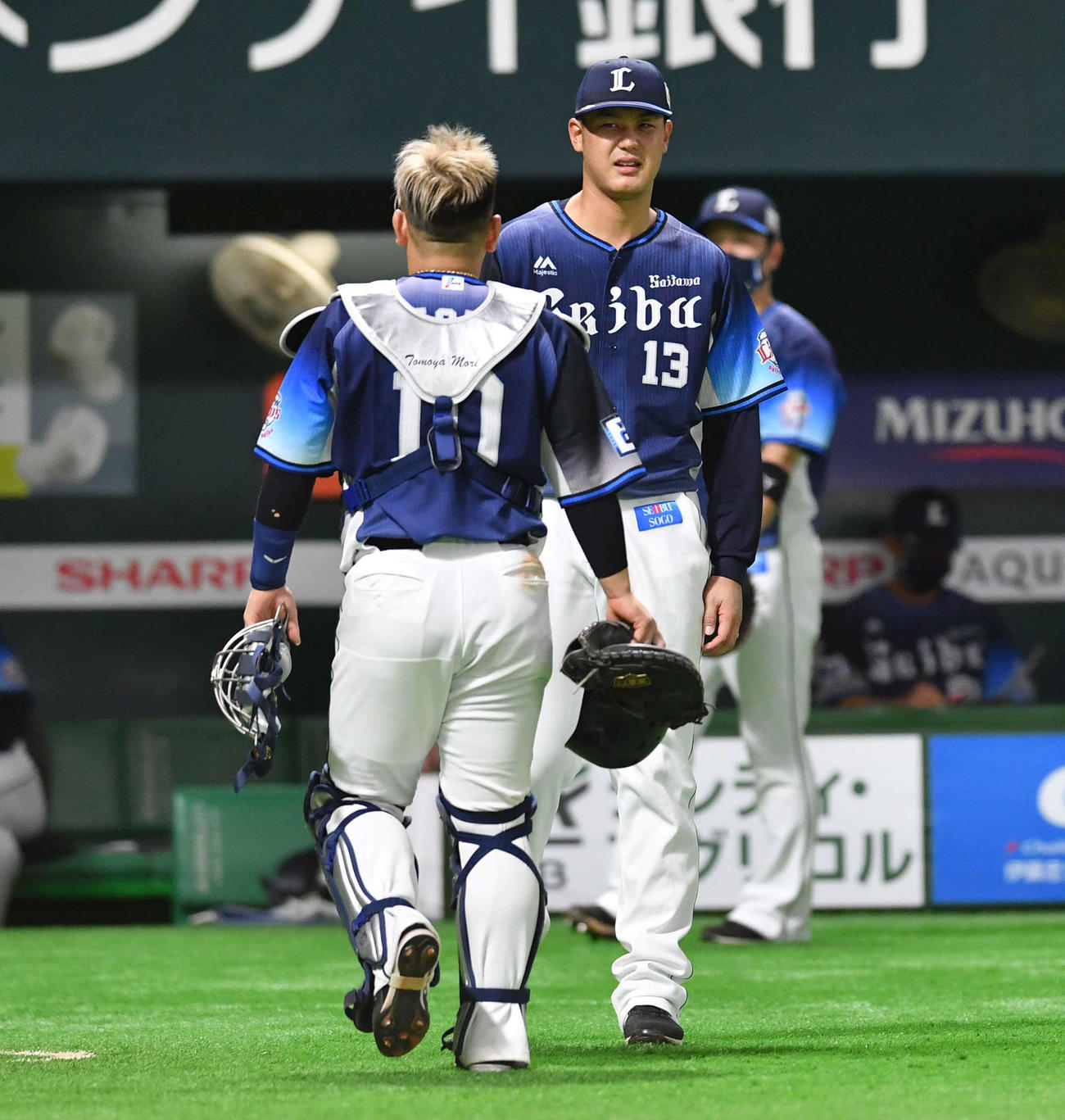 ソフトバンク対西武　5回裏ソフトバンクの攻撃を終え、森（左）と話しながらベンチへ戻る高橋（撮影・岩下翔太）