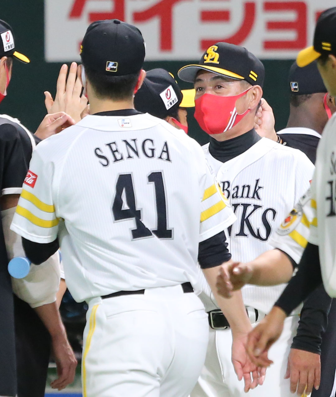 ソフトバンク対西武　7勝目を挙げた千賀を迎える工藤監督（撮影・屋方直哉）