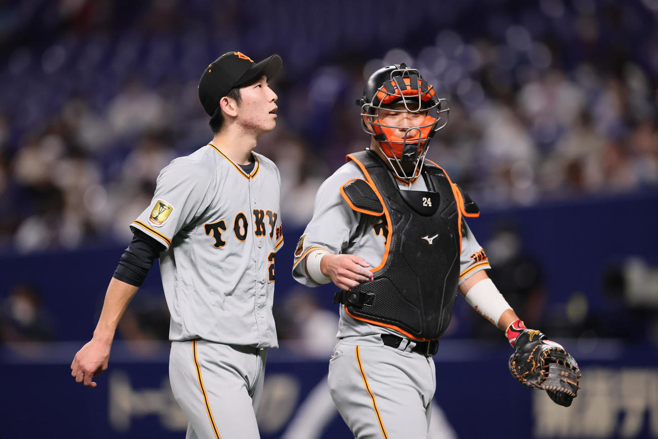 中日対巨人　3回裏中日2死二塁、ビシエドを右飛に仕留めベンチに戻る戸郷（左）と大城（撮影・足立雅史）