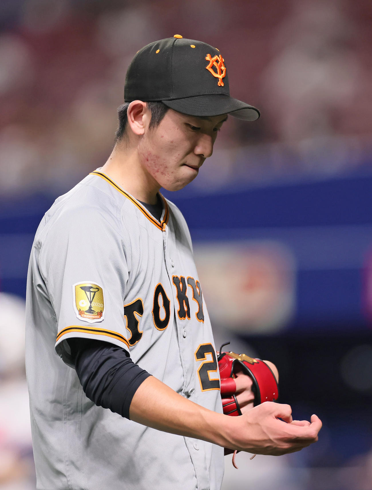 中日対巨人　4回に先制を許した巨人戸郷は指先を気にしながら悔しそうにベンチに戻る（撮影・足立雅史）