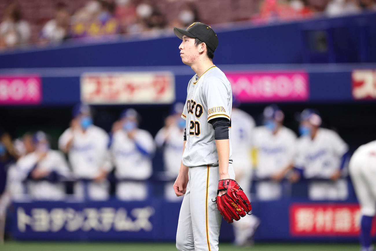 中日対巨人　4回裏中日1死満塁、柳に先制の右犠飛を浴びた戸郷（撮影・足立雅史）
