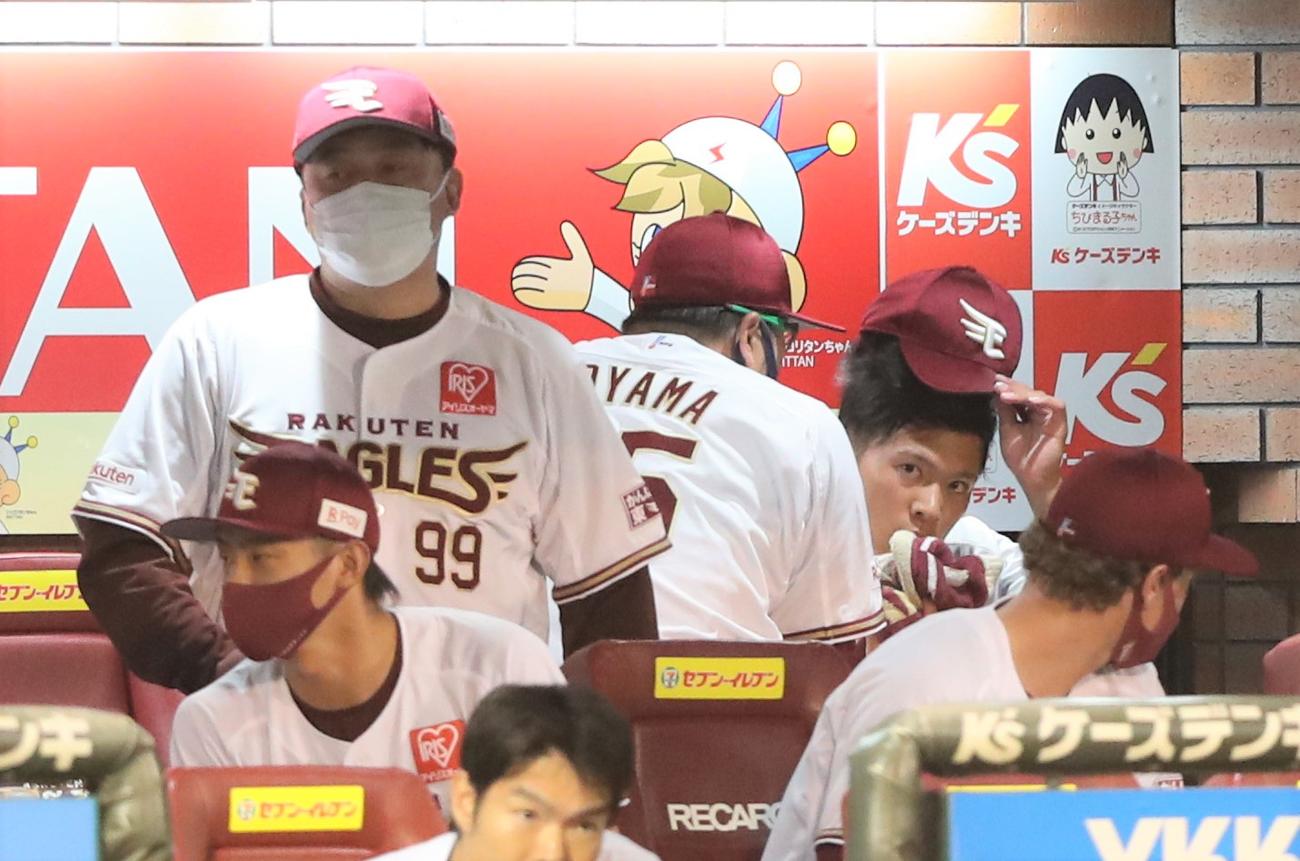 楽天対日本ハム　6回を投げ終えベンチで石井GM兼監督（左）に声をかけられる早川（撮影・黒川智章）