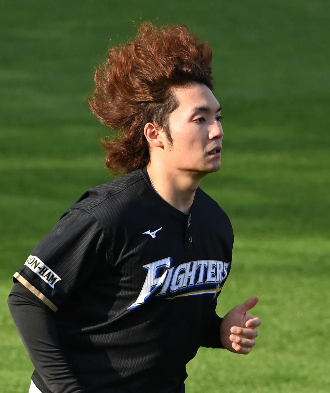 ランニングする日本ハム伊藤（撮影・山崎安昭）