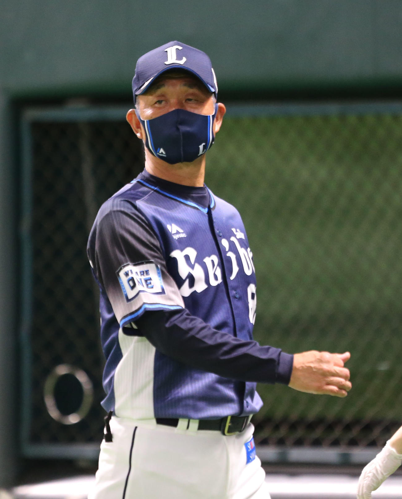 ソフトバンク対西武　7回裏に投手の交代を告げる辻監督（撮影・屋方直哉）