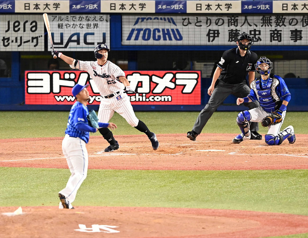 ヤクルト対DeNA 5回裏ヤクルト2死満塁、左越えに満塁本塁打を放つ青木。投手東（撮影・たえ見朱実）