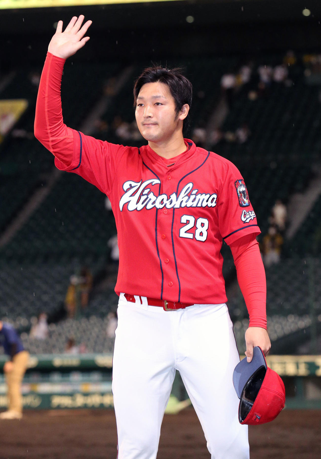 阪神対広島　阪神から勝利を挙げた広島の床田寛樹はファンの歓声に手を挙げて応える（撮影・上山淳一）