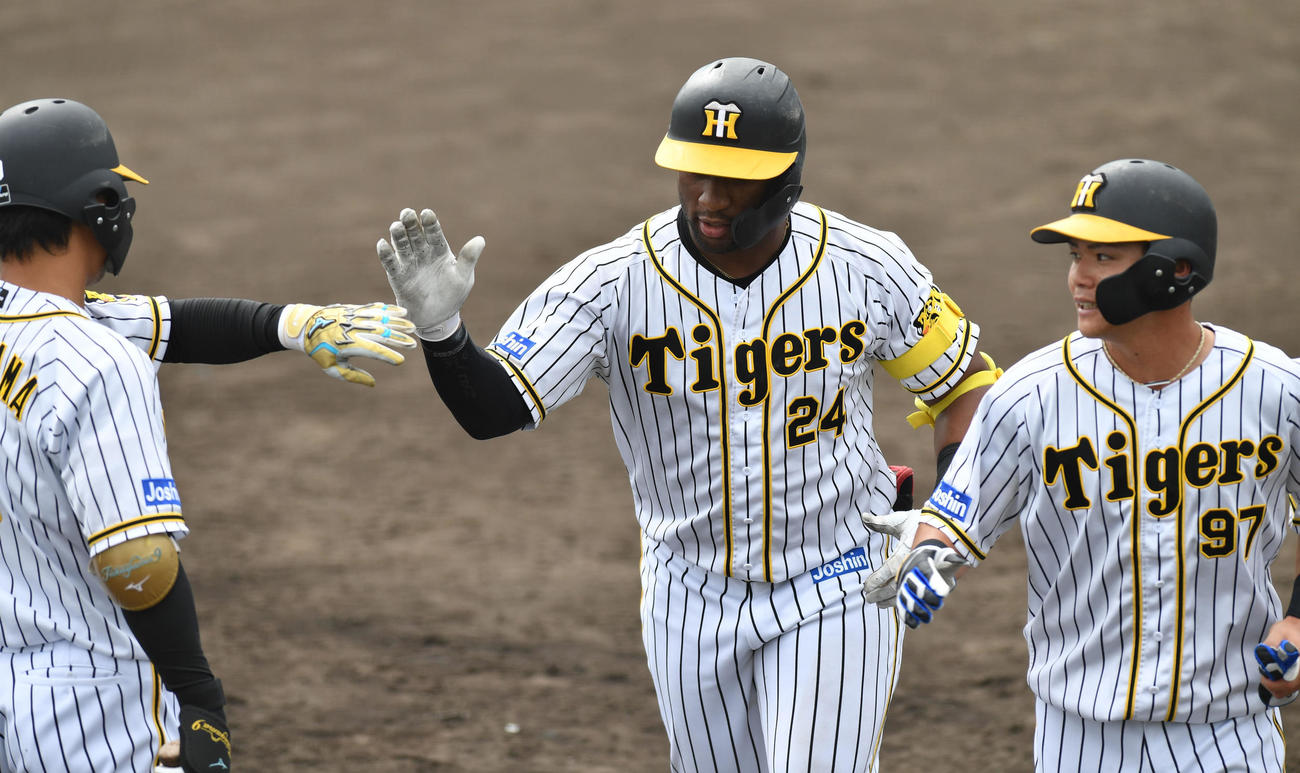 練習試合　阪神対ソフトバンク　6回裏阪神無死満塁、ロハスは中越え満塁本塁打を放ち生還する（代表撮影）