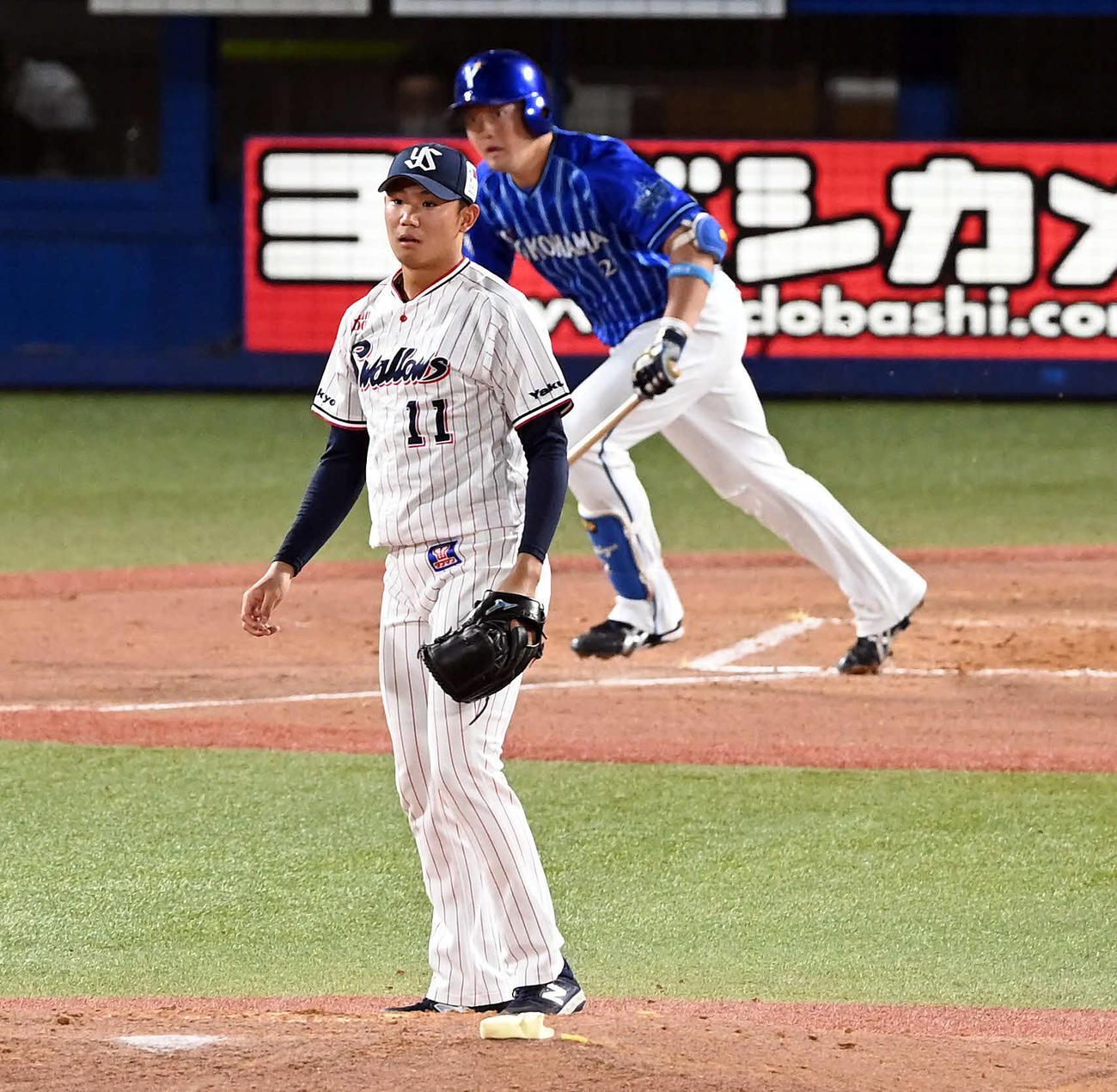 ヤクルト対DeNA 2回表DeNA1死、牧に中前に安打を許す奥川（撮影・たえ見朱実）