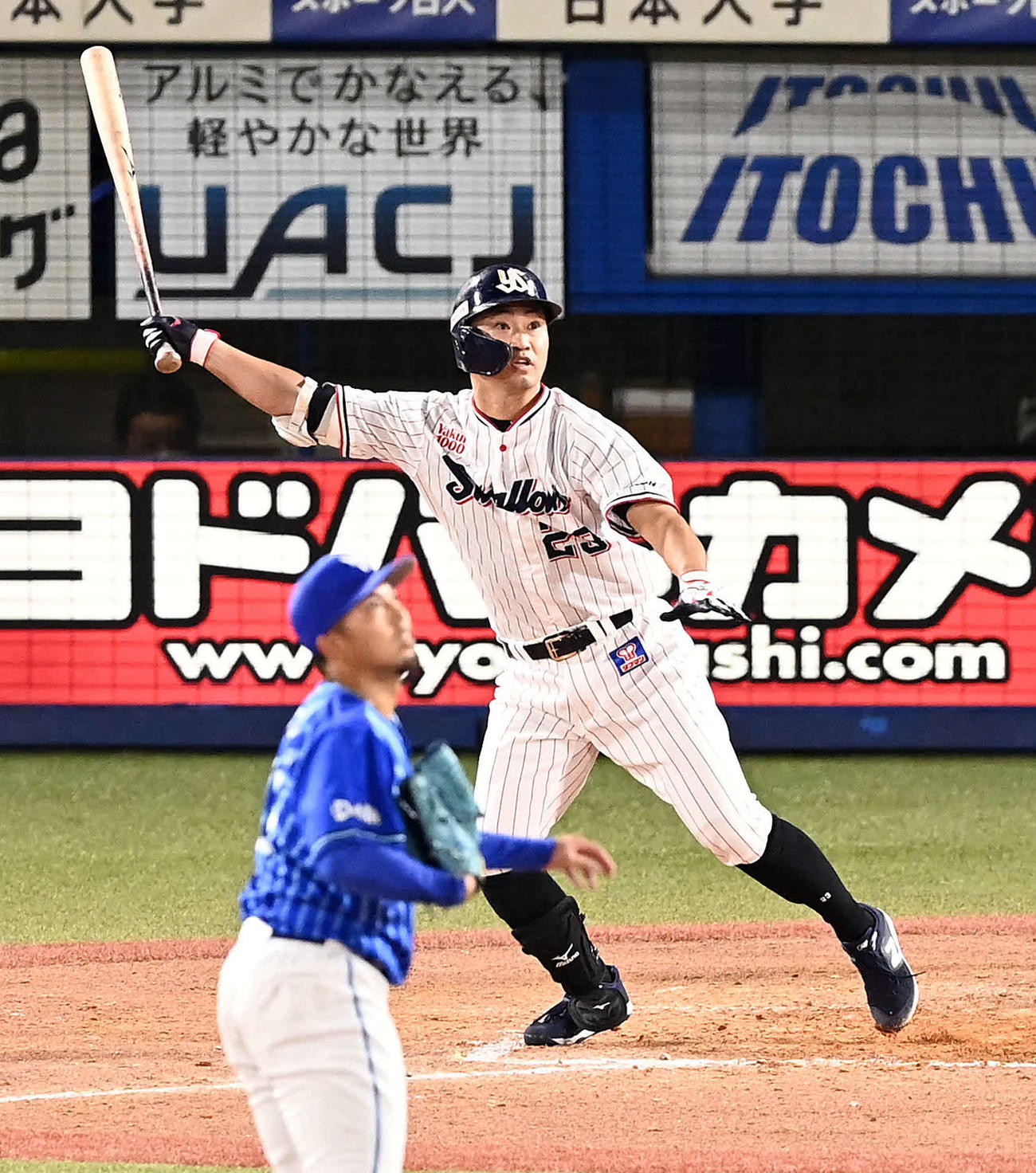 ヤクルト対DeNA 5回裏ヤクルト2死満塁、左越えに満塁本塁打を放つ青木。投手東（撮影・たえ見朱実）