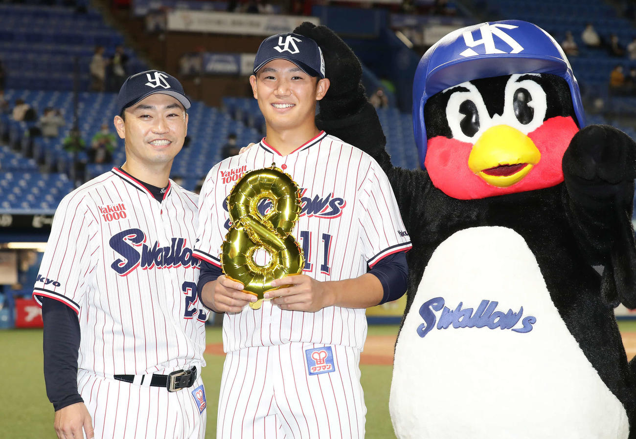 ヤクルト対DeNA　投打に活躍して8勝目を挙げた奥川（中央）と写真に納まる青木（撮影・丹羽敏通）