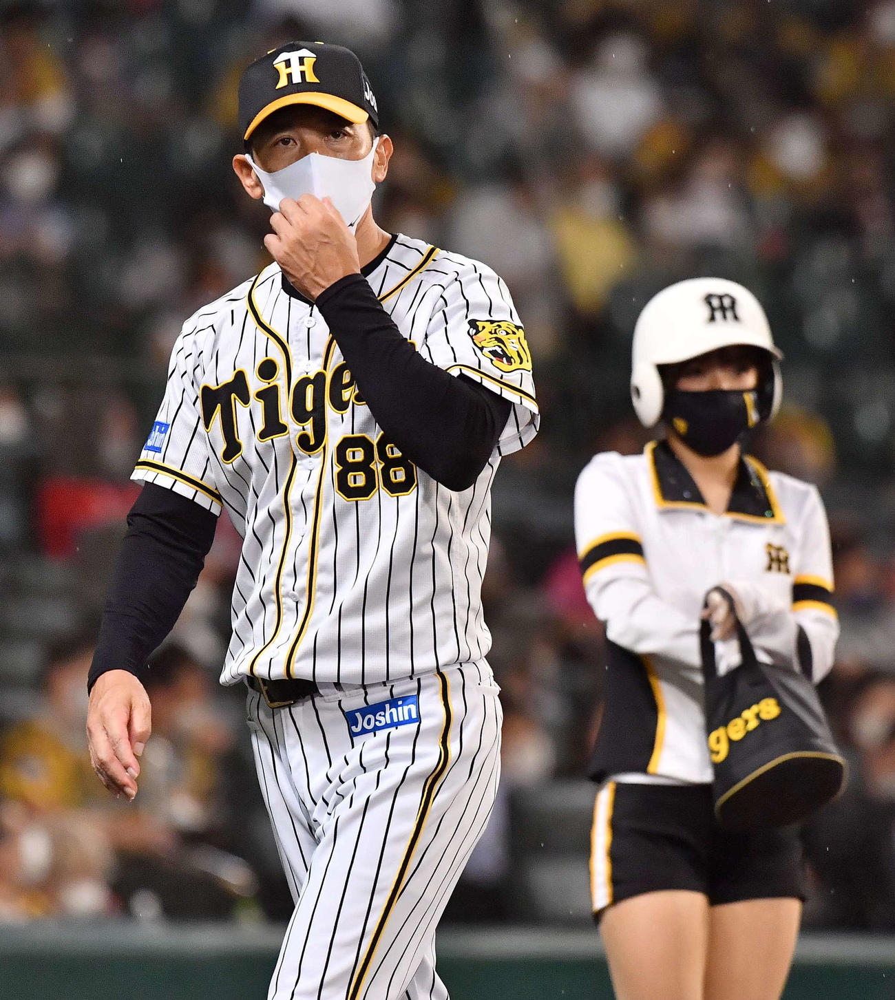 阪神対広島　選手交代を告げる矢野監督（撮影・上田博志）