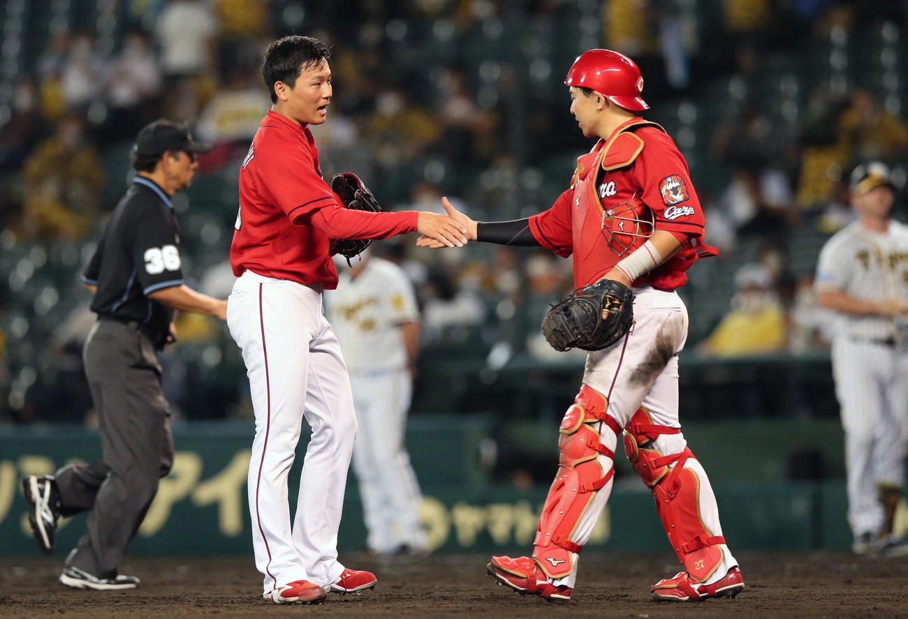 阪神対広島　最後を締めた栗林（左）は会沢と握手を交わす（撮影・上山淳一）