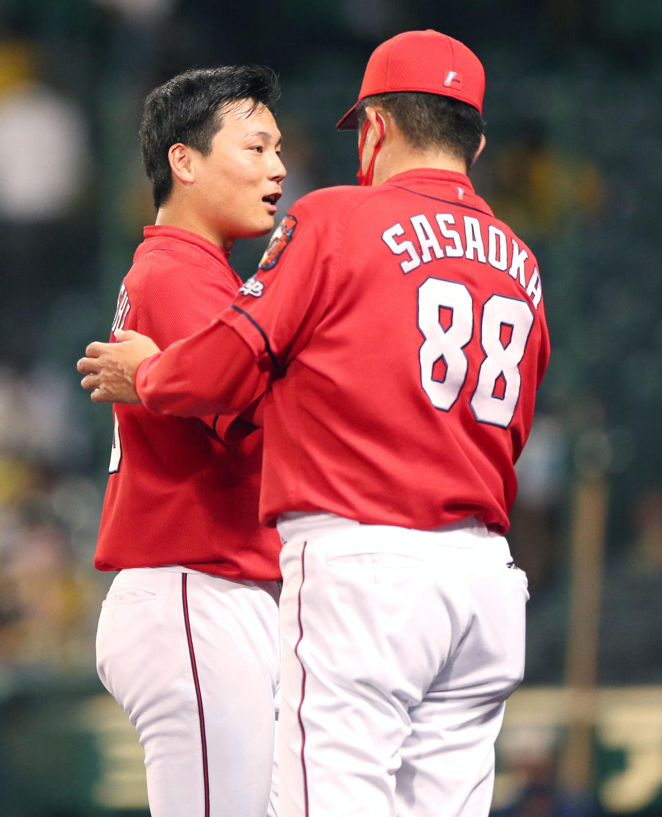 阪神対広島　試合を締めた広島栗林（左）を出迎える佐々岡監督（撮影・上山淳一）