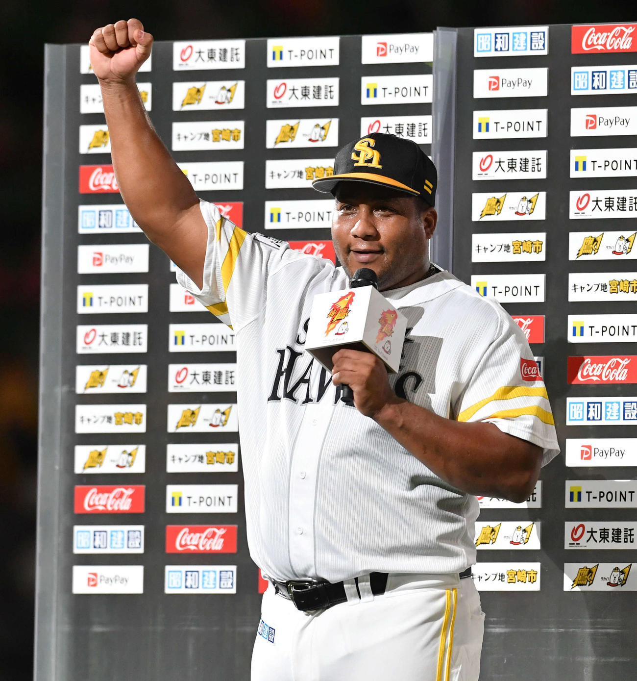 ソフトバンク対西武　「デスパ、いいね！」でヒーローインタビューを締めるデスパイネ（撮影・岩下翔太）