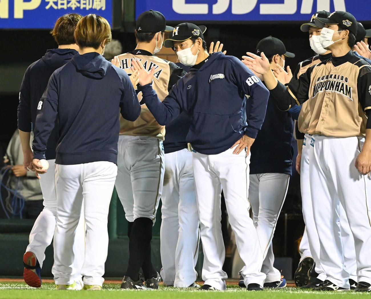 楽天対日本ハム　日本ハム栗山監督（中央）は3勝目を挙げた河野（左）とエアタッチ（撮影・山崎安昭）