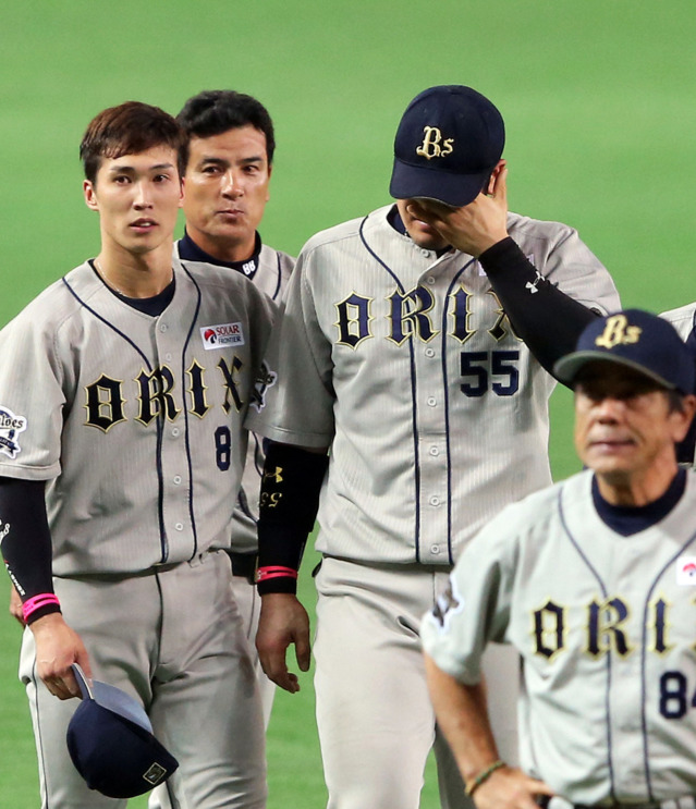 14年10月2日ソフトバンクに敗れ、涙を流しながら引き揚げるT－岡田（右から2人目）らオリックスナイン