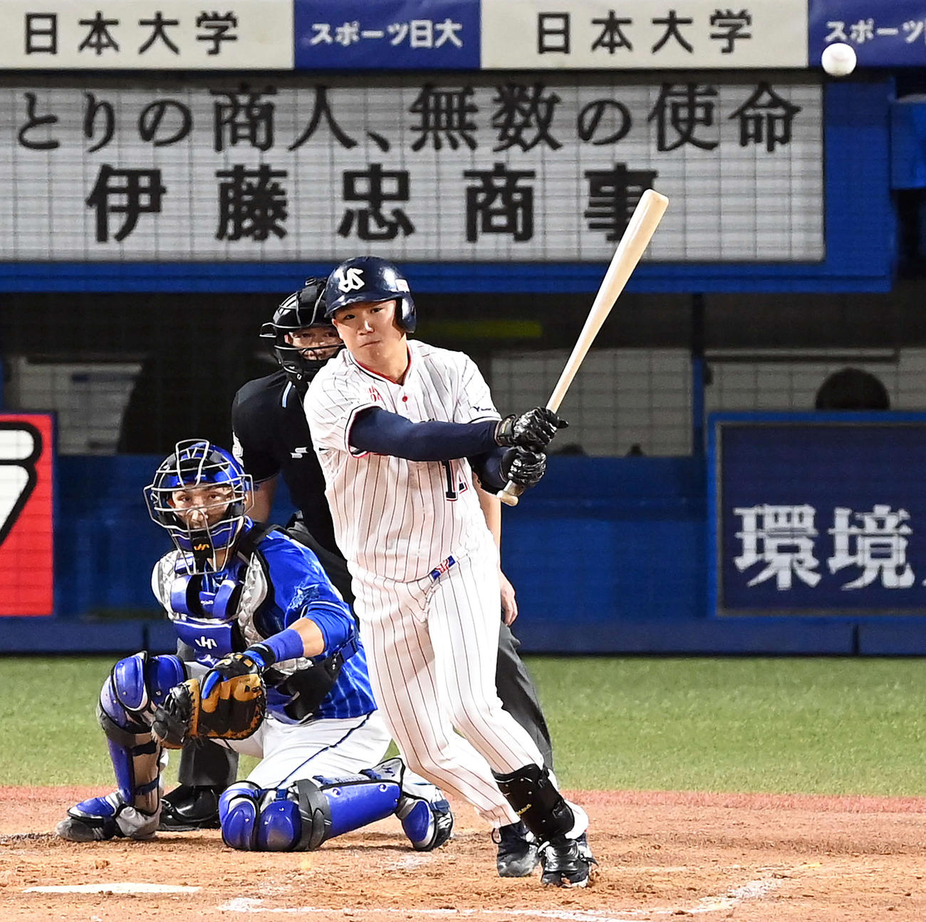 5回裏ヤクルト1死一、二塁、バスターを決め左前安打を放つ奥川（撮影・たえ見朱実）