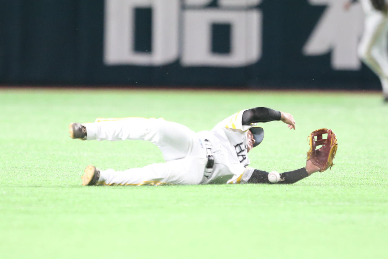ソフトバンク対西武　9回表西武無死、今宮は打者・川越の打球に飛びつくも惜しくも捕球できず（撮影・屋方直哉）