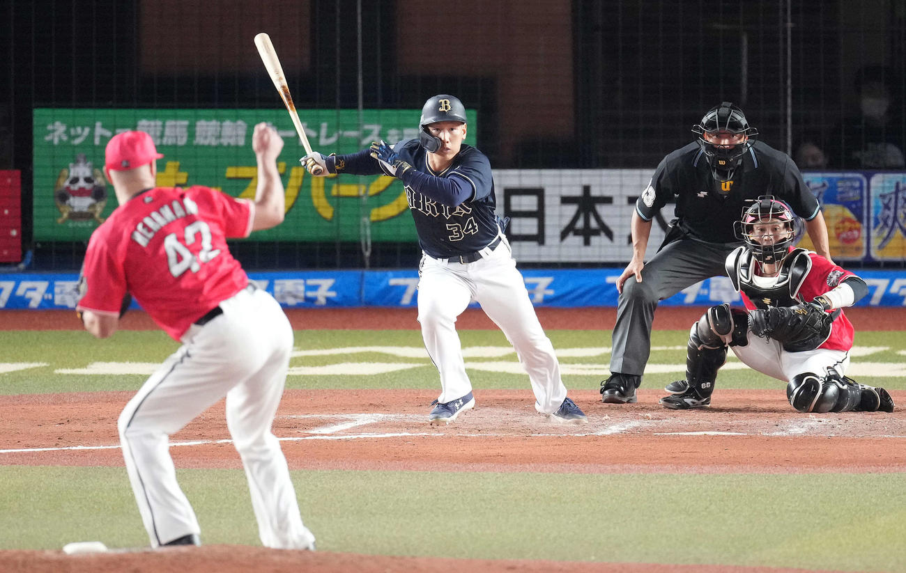 ロッテ対オリックス　7回表オリックス2死三塁、中前適時打を放つ吉田正。投手ハーマン（撮影・鈴木みどり）