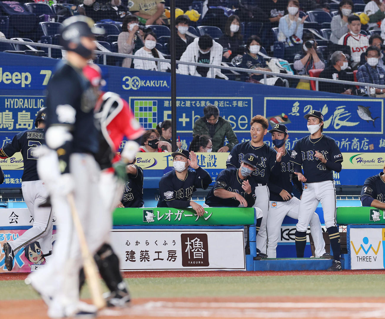 ロッテ対オリックス　6回表オリックス2死、ソロ本塁打を放った紅林弘太郎（左）を笑顔で出迎えるナイン（撮影・垰建太）