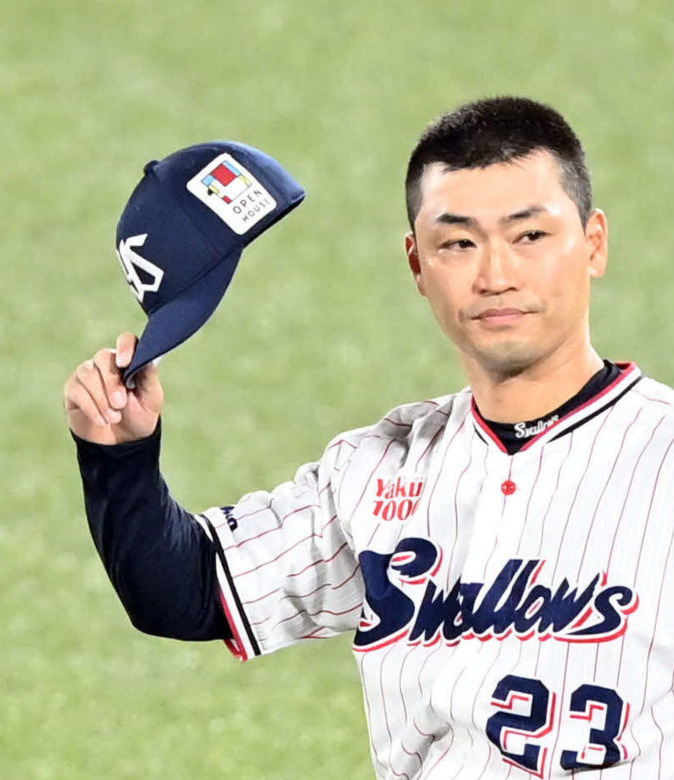 ヤクルト対DeNA 5回裏に満塁弾を放ったヤクルト青木は、守備に就く際ファンにあいさつ（撮影・たえ見朱実）
