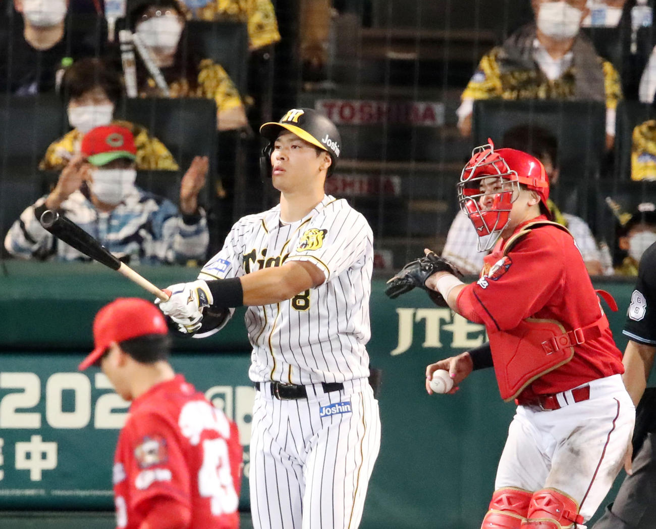 7回裏阪神1死、佐藤輝は空振り三振に倒れる。投手は島内（撮影・加藤哉）