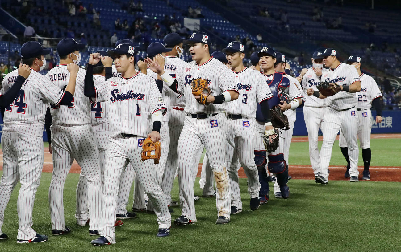 ヤクルト対DeNA 9連勝のヤクルトナイン（撮影・丹羽敏通）