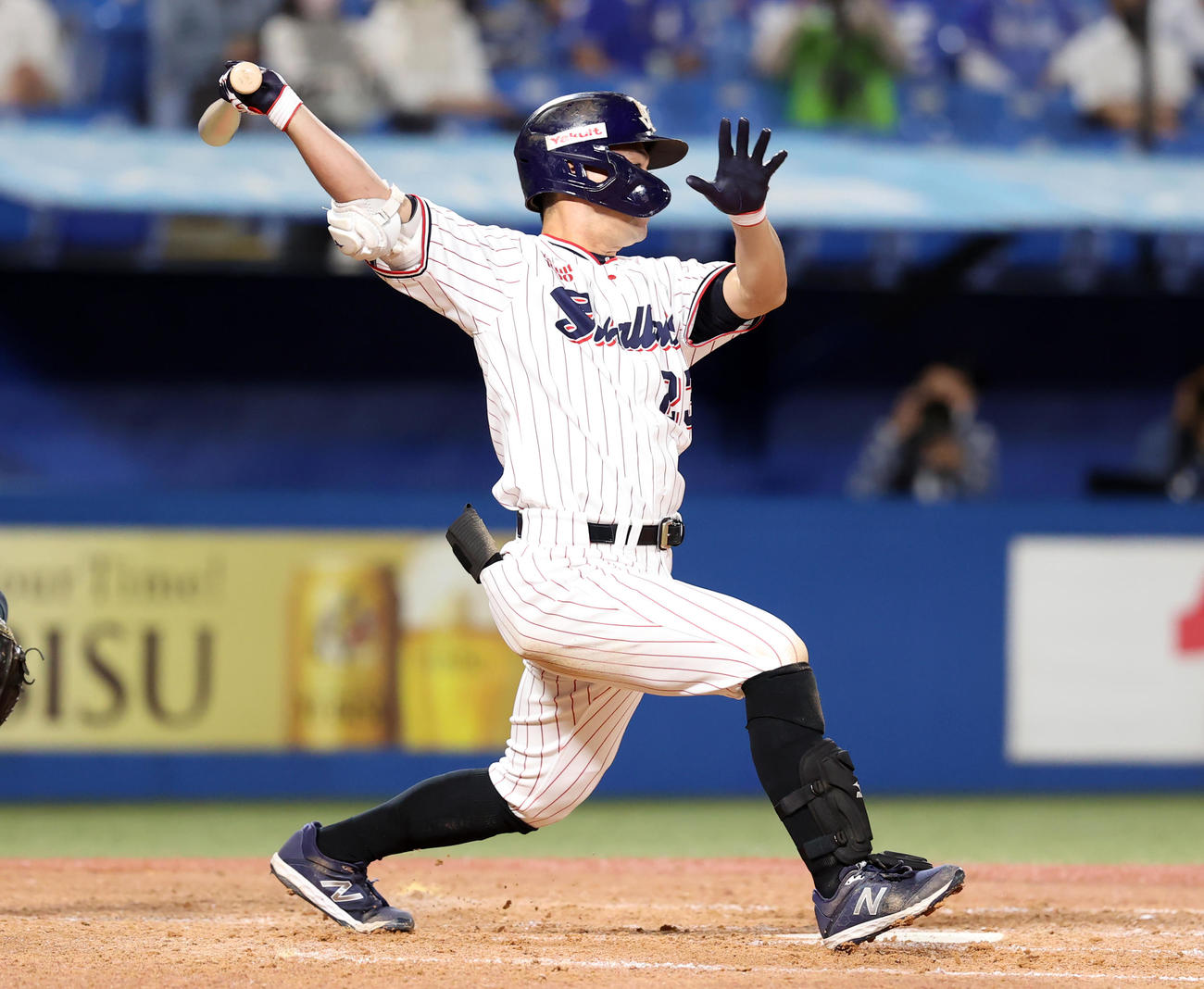 ヤクルト対DeNA 5回裏ヤクルト2死一、二塁、青木は適時二塁打を放つ（撮影・浅見桂子）