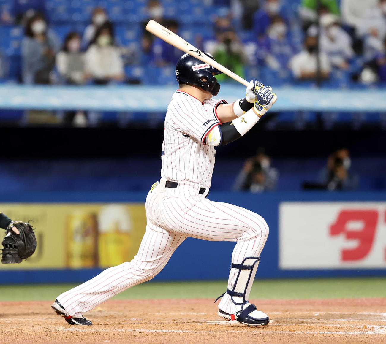 ヤクルト対DeNA 5回裏ヤクルト2死一塁、村上は左前打を放つ（撮影・浅見桂子）