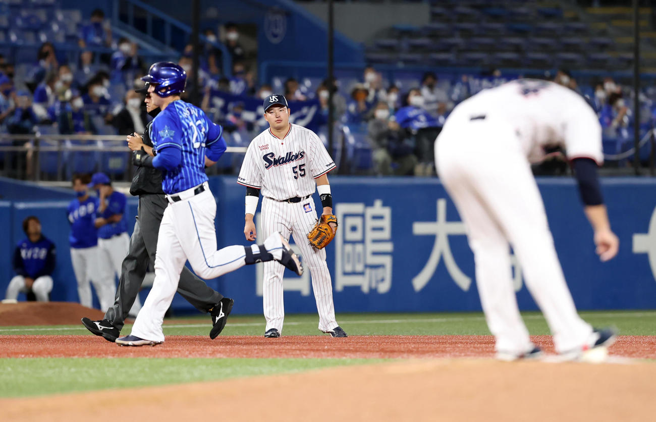 ヤクルト対DeNA 5回表DeNA2死、オースティン（左）にソロ本塁打を許し、悔しそうに見つめる村上（中央）。投手大西（撮影・浅見桂子）
