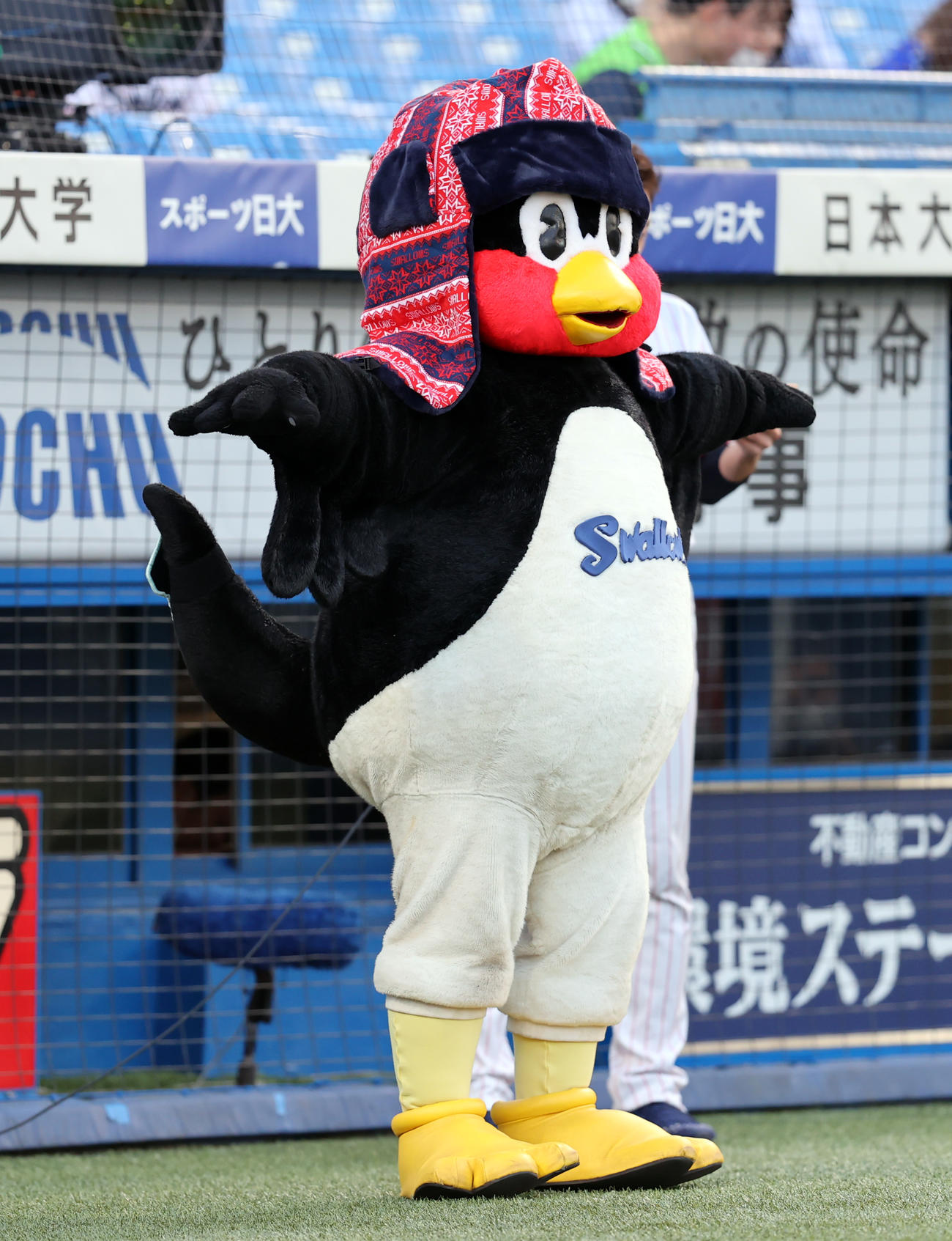 ヤクルト対DeNA　試合前、パイロットハットをかぶりポーズをとるつば九郎（撮影・浅見桂子）