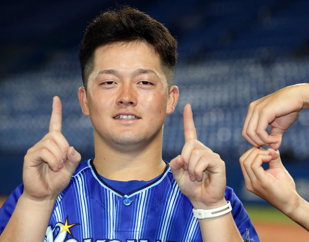 ヤクルト対DeNA 7－5で逃げ切り、この日球団新人安打記録達成のDeNA牧は「118」の手で作って笑顔（撮影・浅見桂子）