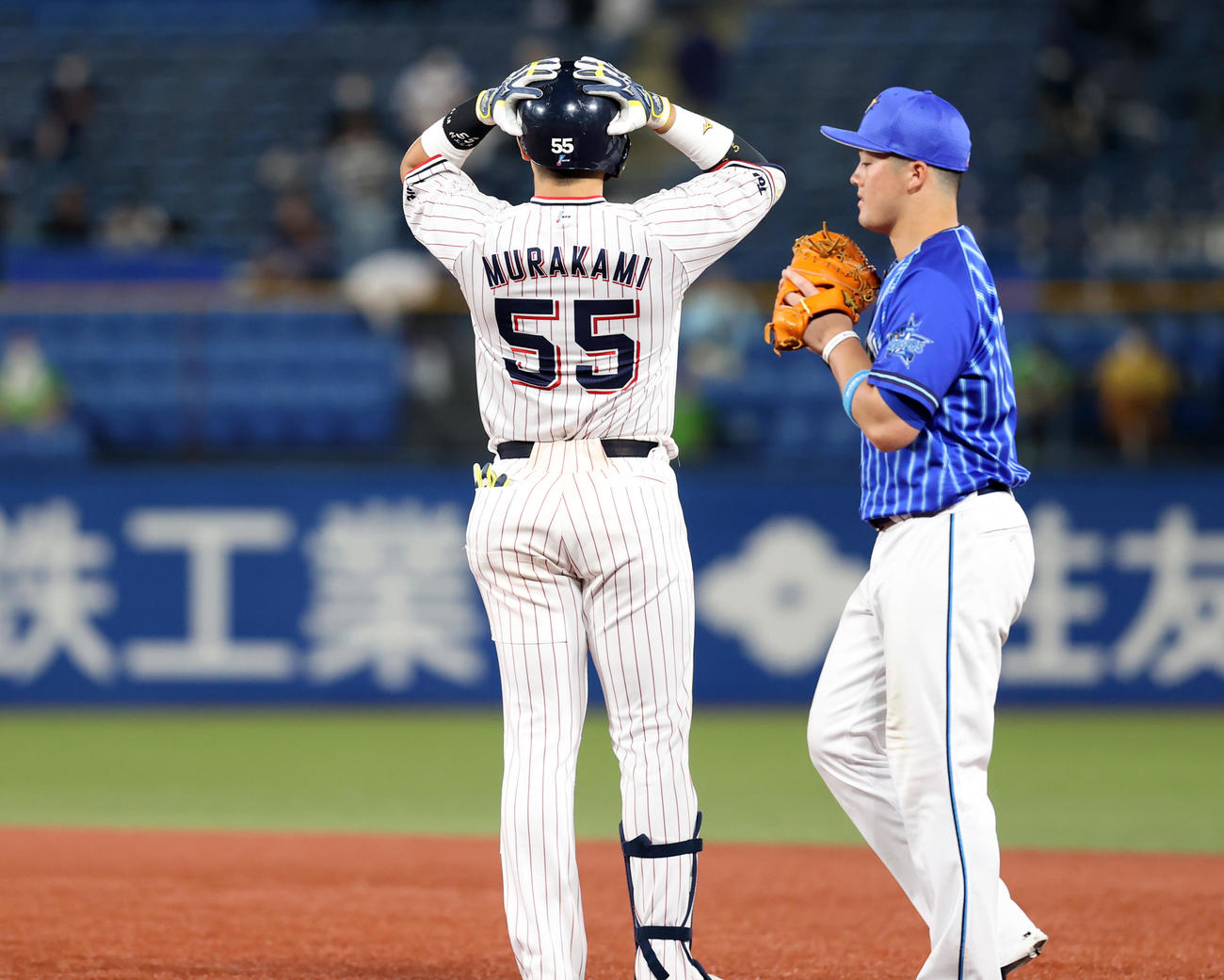ヤクルト対DeNA 9回裏ヤクルト2死一、二塁、村上は右飛に倒れ悔しそうに頭を抱える。右は牧秀悟（撮影・浅見桂子）