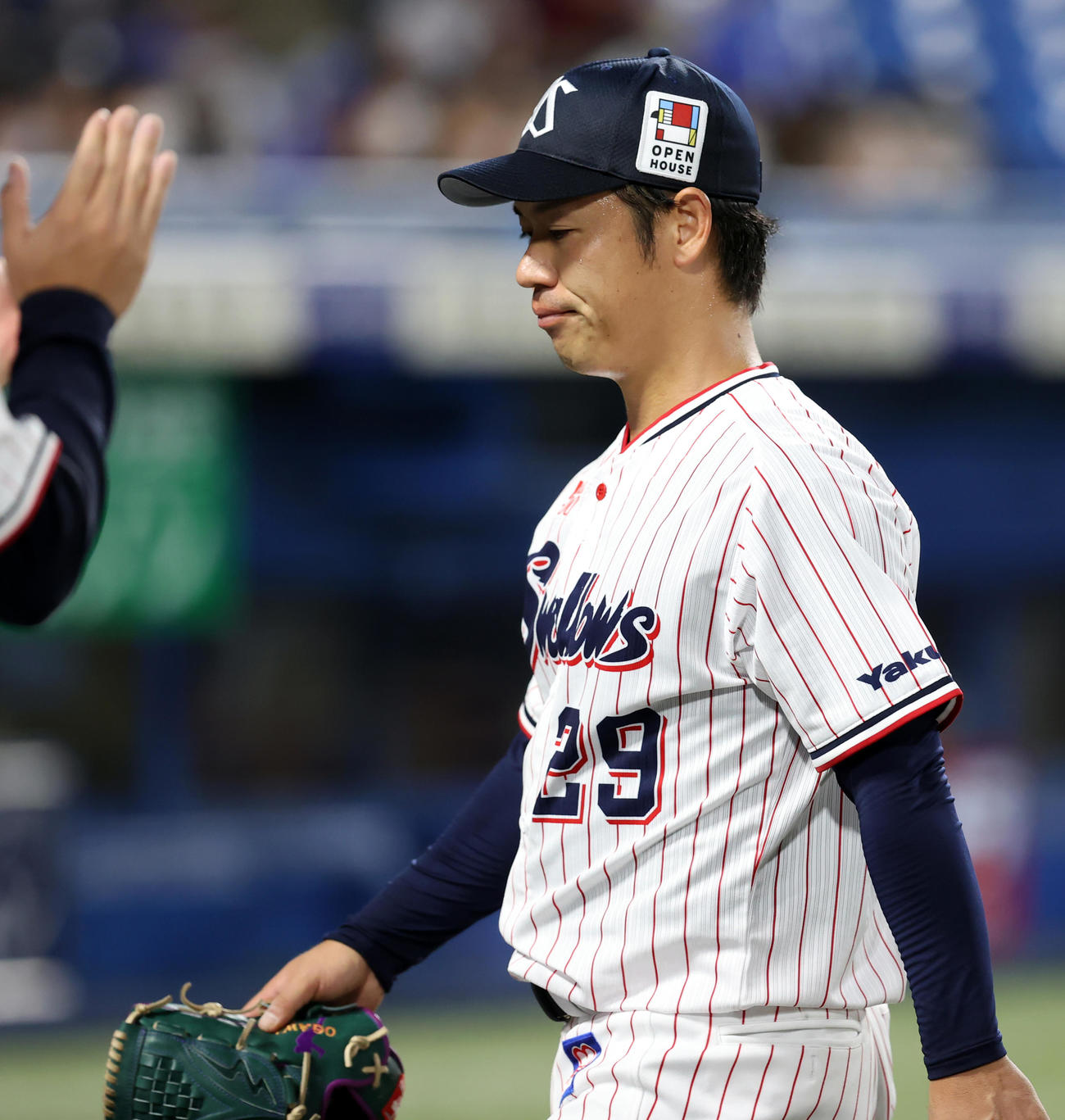ヤクルト対DeNA 3回表DeNAの攻撃後、悔しそうにベンチに戻る小川（撮影・浅見桂子）
