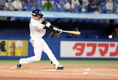 ヤクルト対DeNA 5回裏ヤクルト2死二、三塁、山田は2点適時打を放つ(撮影・浅見桂子)